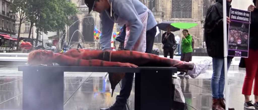 Veganos hicieron un "asado humano" como protesta por el consumo de carne