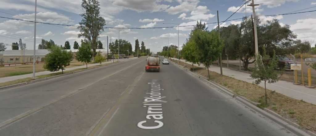 Perdió el control del auto y chocó de frente a una moto: el motociclista está grave