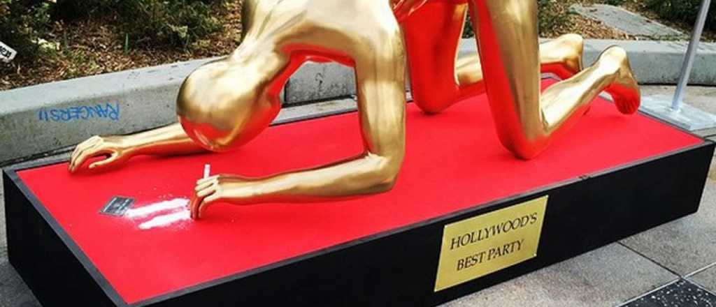 Polémica por estatua del Oscar inhalando cocaína