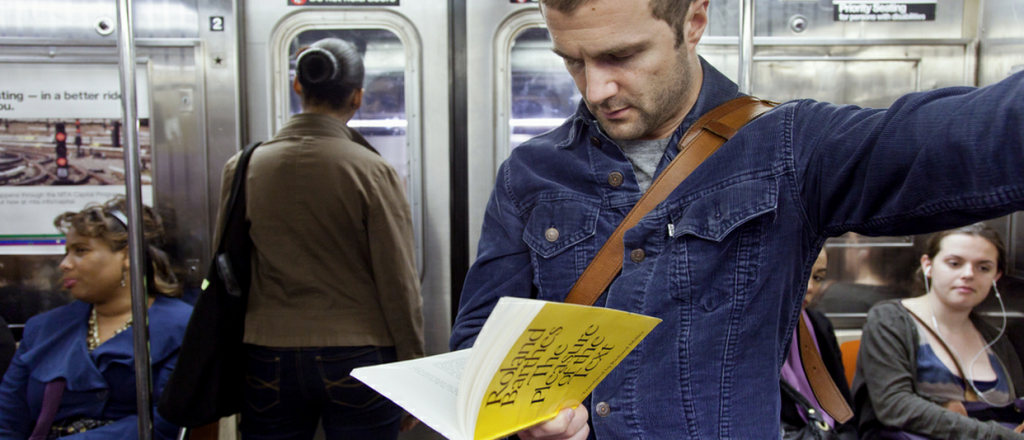 "Chicos hot leyendo", la cuenta que la rompe en Instagram