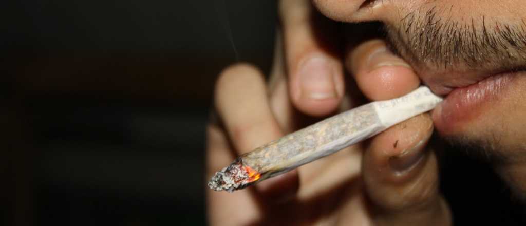 Arrestaron a un cura por fumar marihuana con los monaguillos