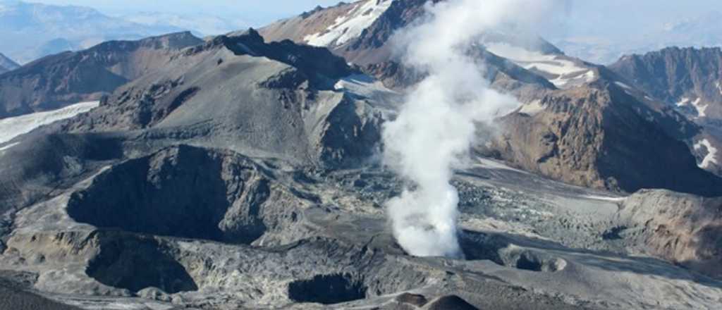 Alerta por el volcán Peteroa en el límite Argentina-Chile