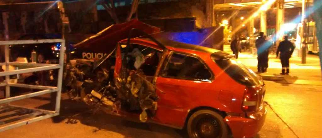 Un auto choc&oacute; contra una columna del puente de hierro en Godoy Cruz