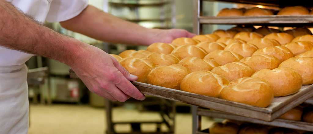 Este martes podría aumentar otra vez el pan en Mendoza