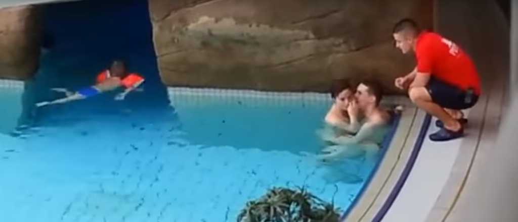 Video: los escracharon teniendo sexo en una pileta pública