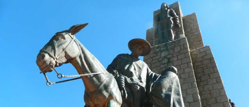 Robaron placas de bronce del monumento del Manzano Histórico