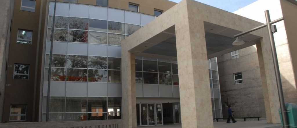 Una mujer dio a luz en el piso de la guardia de un hospital