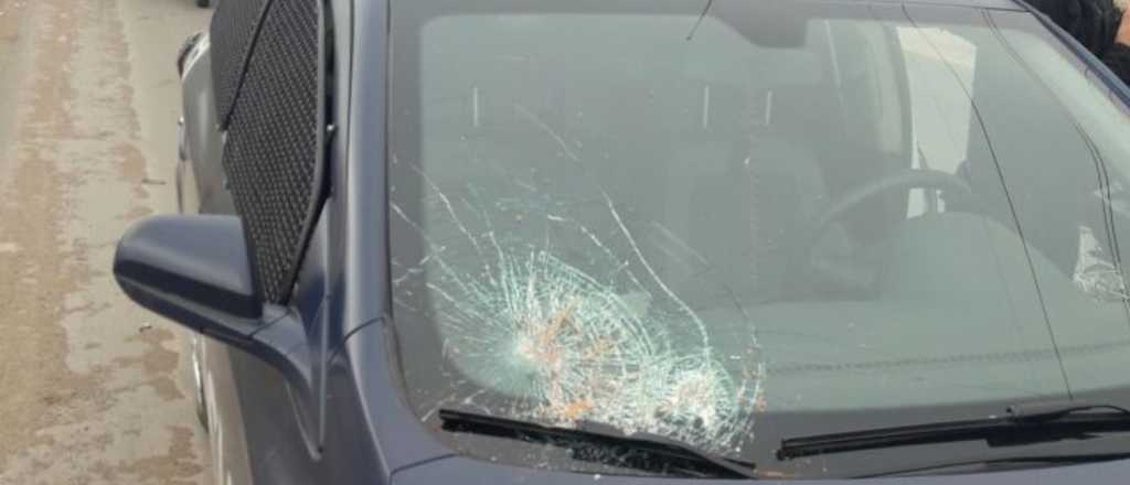 Atacaron un m&oacute;vil policial e hirieron a un oficial en General Alvear