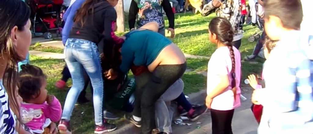 Video: pelea de mujeres durante los festejo del D&iacute;a del Ni&ntilde;o