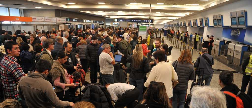 Controladores aéreos harán paros diarios desde el viernes