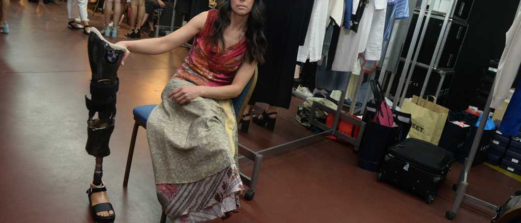 Por primera vez, una modelo con pr&oacute;tesis desfil&oacute; en una pasarela mendocina
