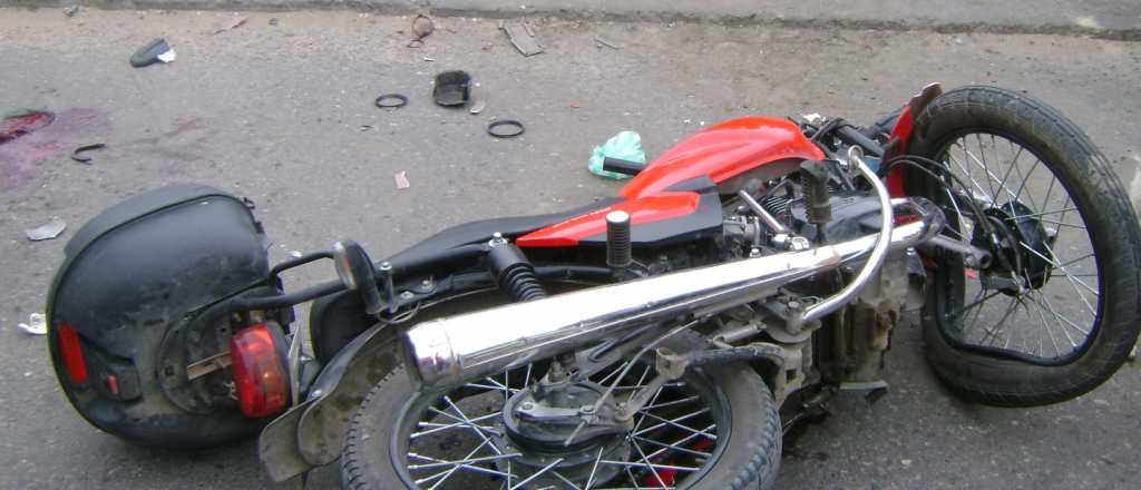 Chocaron dos motos y hubo cinco heridos: uno de ellos está grave