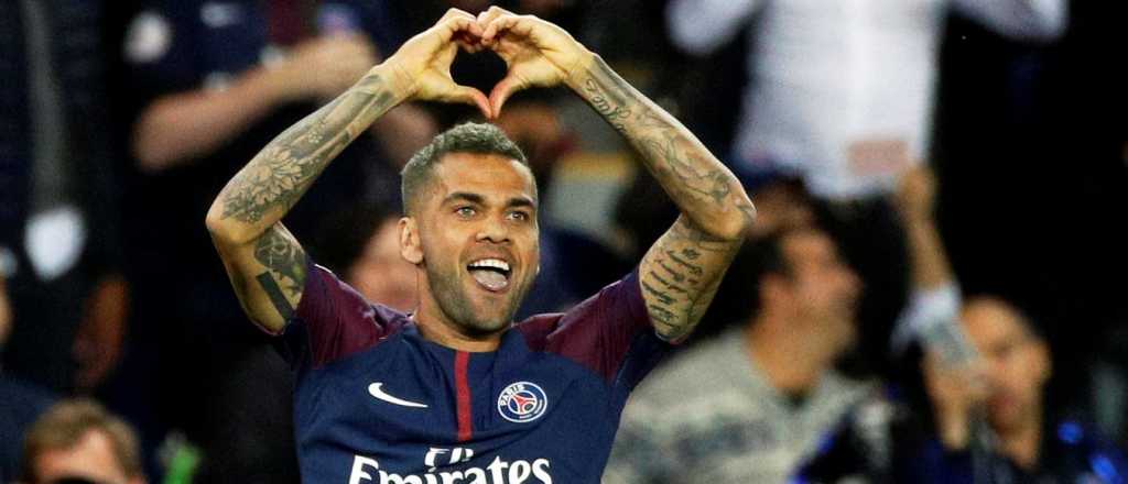 Dani Alves confirmó que abandona el PSG