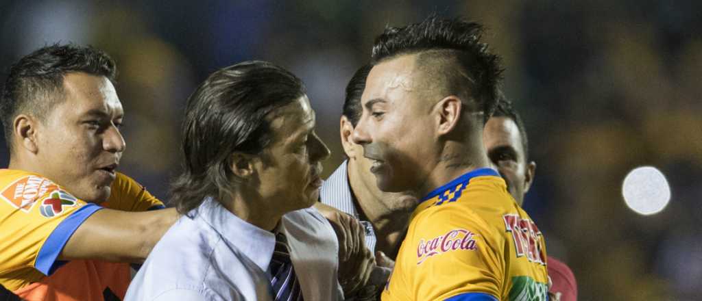 Un DT argentino se peleó con un jugador chileno en México