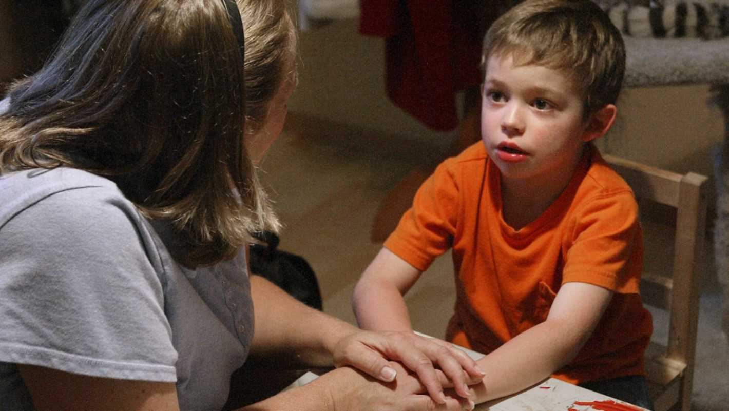 Особенности детей с ранним аутизмом. Для детей с рда характерно. Обучающие занятия для детей с аутизмом. Классификация детей с рда. Дети с рас в школе.