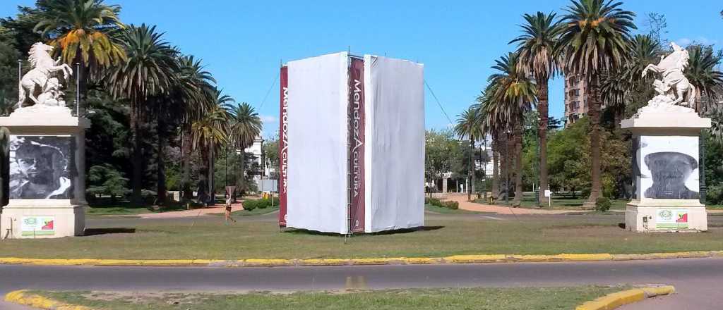  Dos portarretratos y una caja de zapatos en los Caballitos de Marly