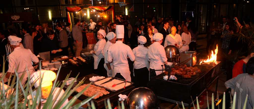 Sabores típicos alemanes y cervezas artesanales en la Oktoberfest mendocina
