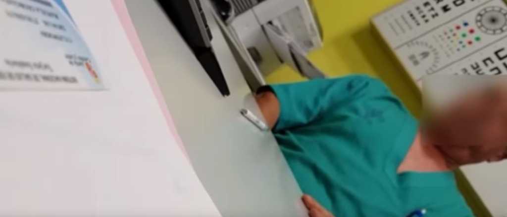 Video: médico se masturbaba mientras la atendía y ella lo filmó