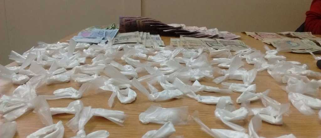 Detuvieron a una mujer con 67 "nudos" de cocaína en Las Heras