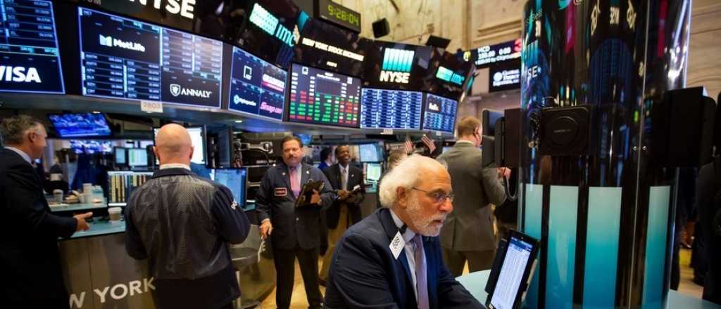 Caen los bonos y sube el riesgo país: el efecto de la conferencia de Guzmán