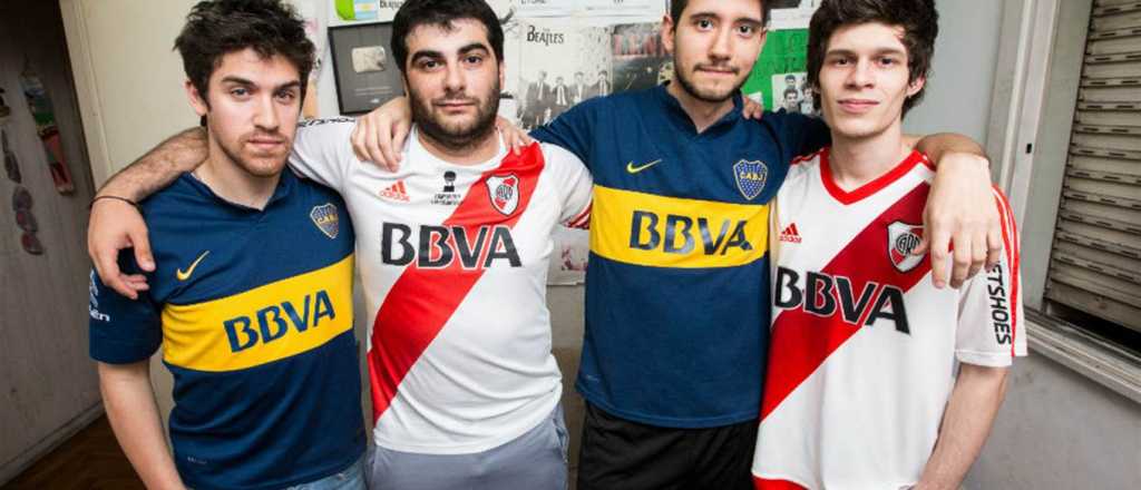 El fen&oacute;meno de los amigos que se graban mirando a Boca y River 