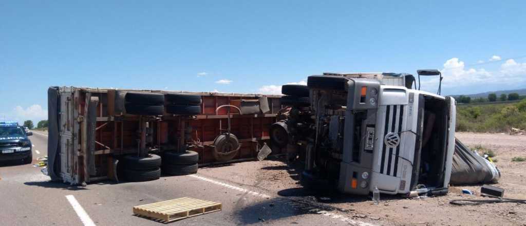 Un camión con fertilizantes volcó en Luján