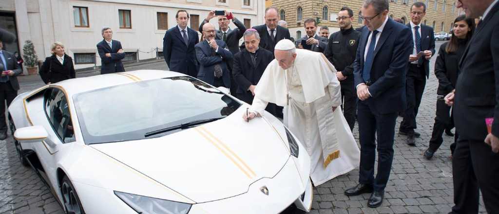 Al papa Francisco le regalaron un Lamborghini y lo vendió para caridad