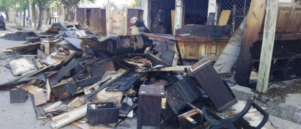 Investigan un incendio en un depósito de muebles en San Rafael