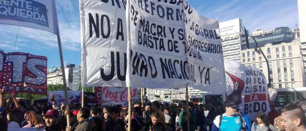 Manifestantes protestan en el Obelisco contra la reforma laboral