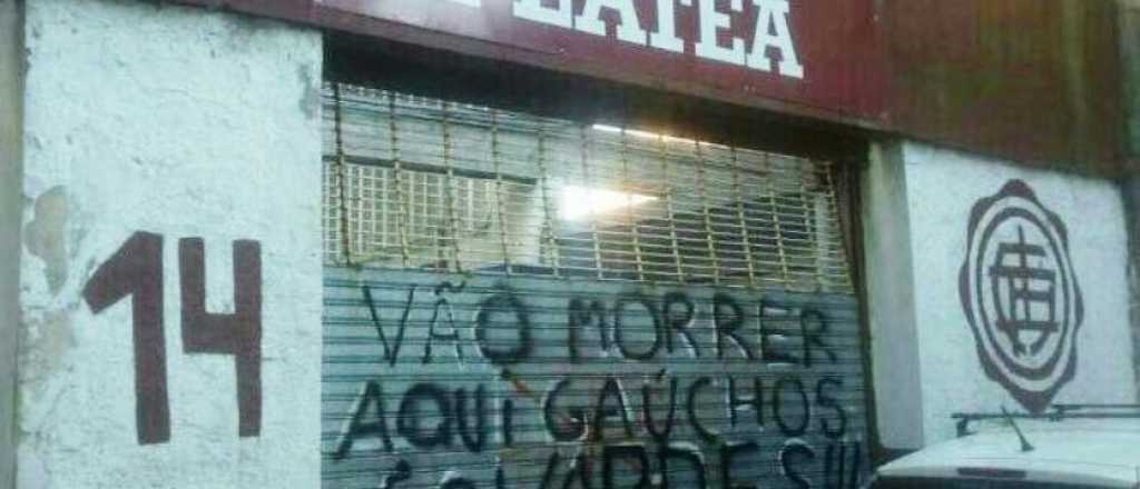 La barra de Lanús amenazó de muerte a los hinchas de Gremio
