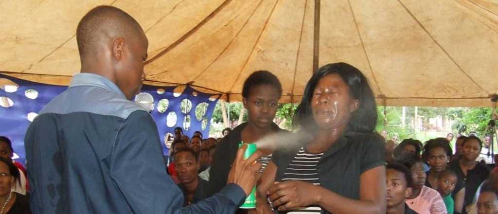 Predicador africano "cura" con insecticida y "llama" a Dios por tel&eacute;fono