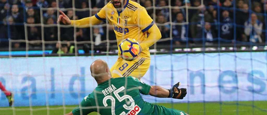 Con un gol de Higuaín recién operado, Juventus le sacó el invicto a Napoli