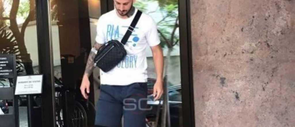 Caminando y sin muletas: así salió de la operación el goleador de Boca