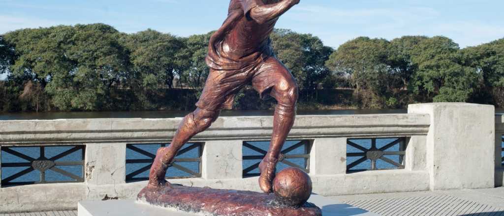 Le cortaron las piernas a la estatua de Messi en Buenos Aires