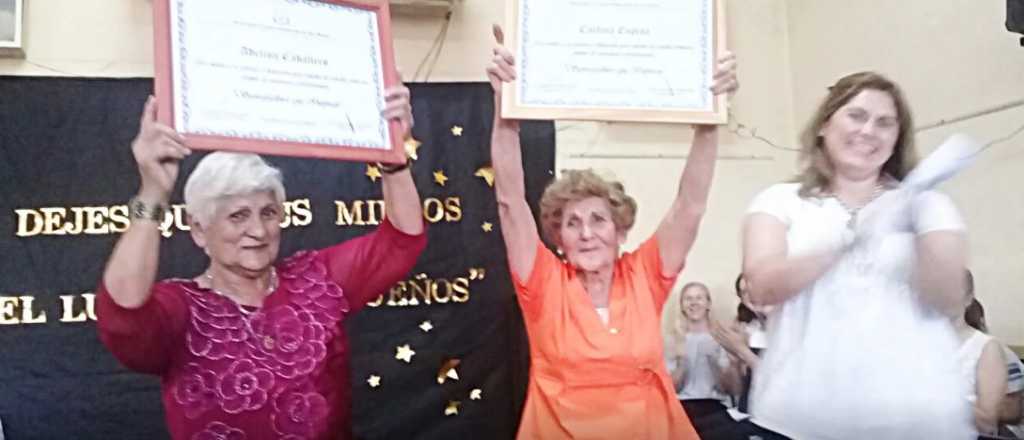 Distinguieron a dos abuelas que terminaron la primaria en San Rafael