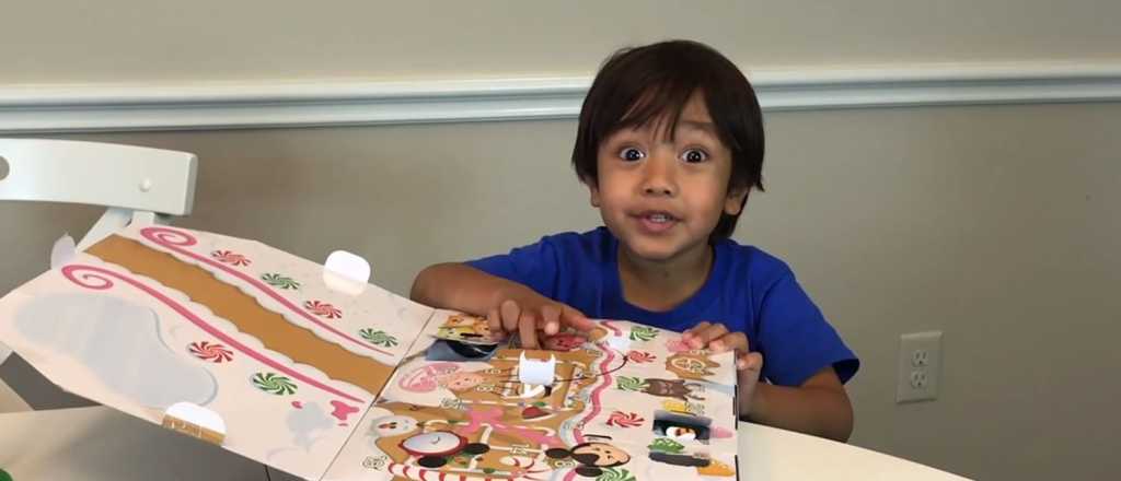 Un niño youtuber gana millones por utilizar juguetes