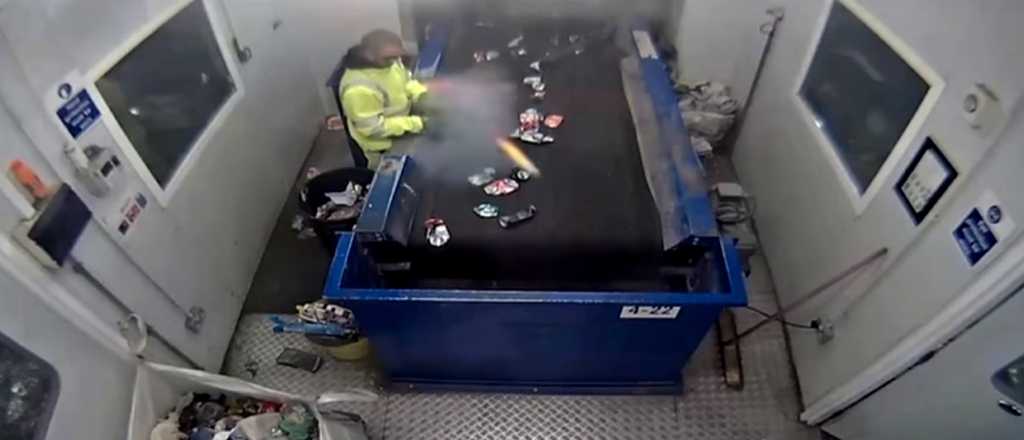 Video: le explotó una bengala cuando separaba basura