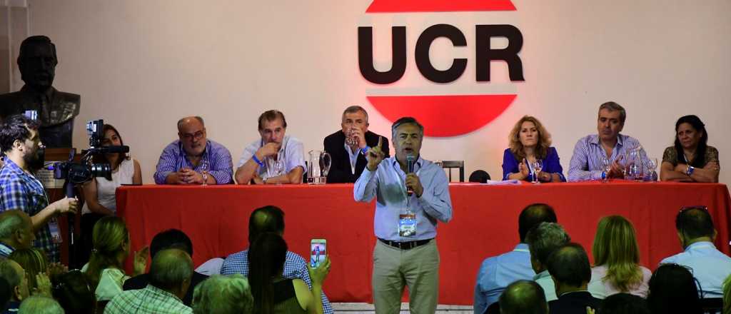 Cornejo preside su primera cumbre de la UCR