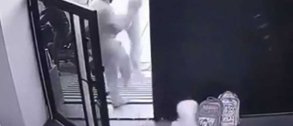 Captan en video el aterrador secuestro de un niño en la puerta de su casa