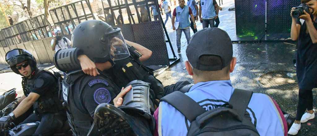 77 policías heridos y 64 detenidos tras los disturbios