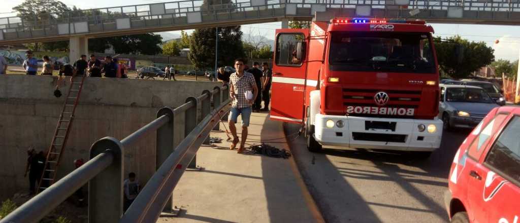 Cayeron en auto desde el Corredor del Oeste a un canal y quedaron atrapados