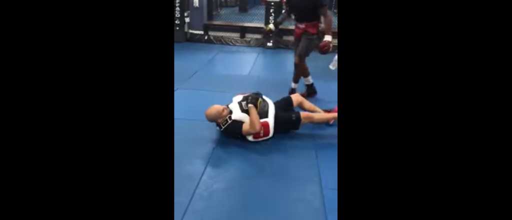 Video: un boxeador noqueó a su entrenador en una práctica