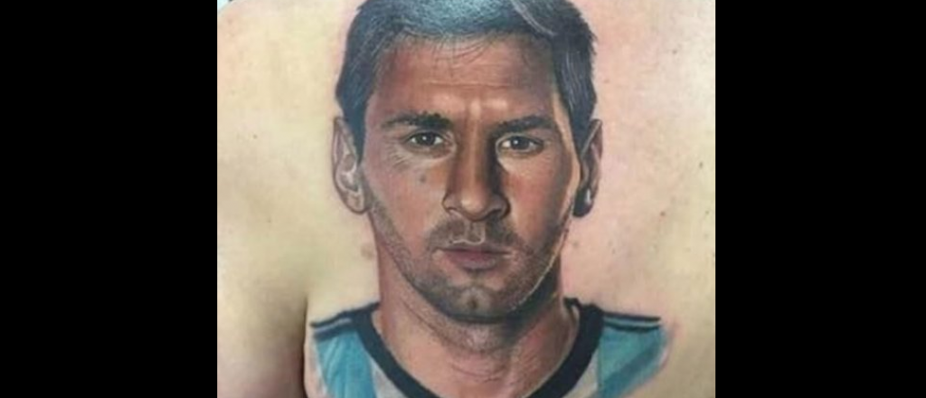 Una mujer de 54 años se hizo un impresionante tatuaje de Messi