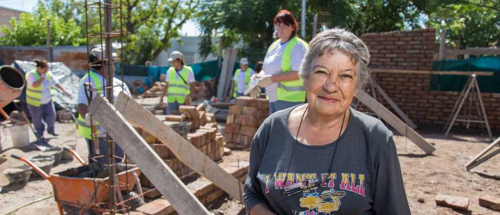Una jubilada del Bº San Martín construye su casa con la ayuda de sus vecinas