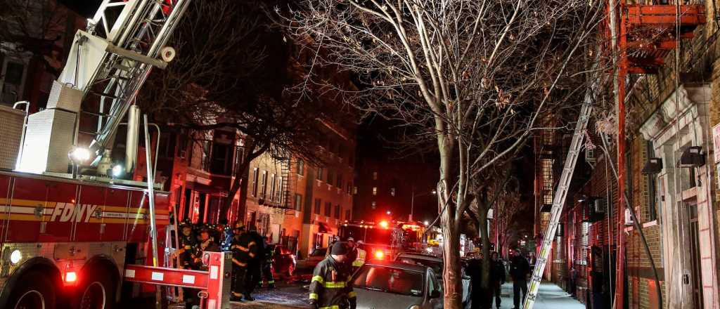 Al menos 12 muertos por un incendio en un edificio en Nueva York