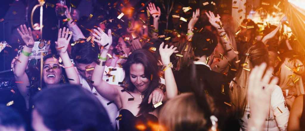 Un boliche promocionó tragos gratis para chicas con tanga roja