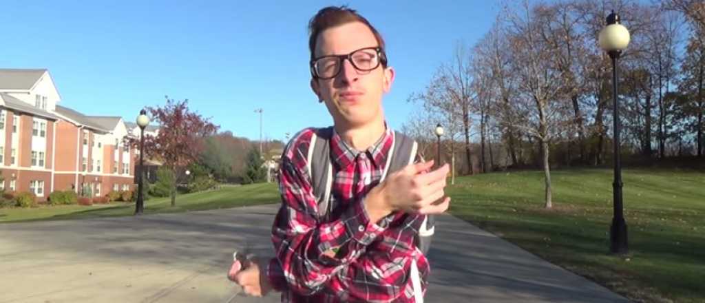 Video: la extra&ntilde;a enfermedad que convierte a un joven en piedra