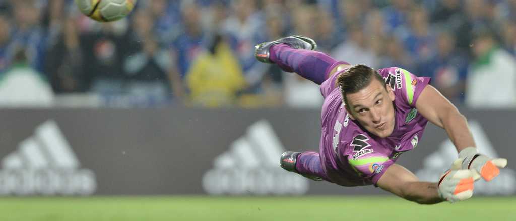 ¿Cómo ataja Armani, el ídolo de Nacional que será el arquero de River?