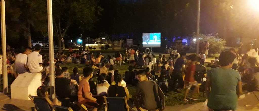 Policías organizaron un cine móvil para los chicos en Guaymallén