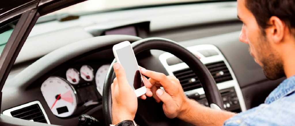 En 10 años se triplicó el número de conductores que usan el celular mientras manejan